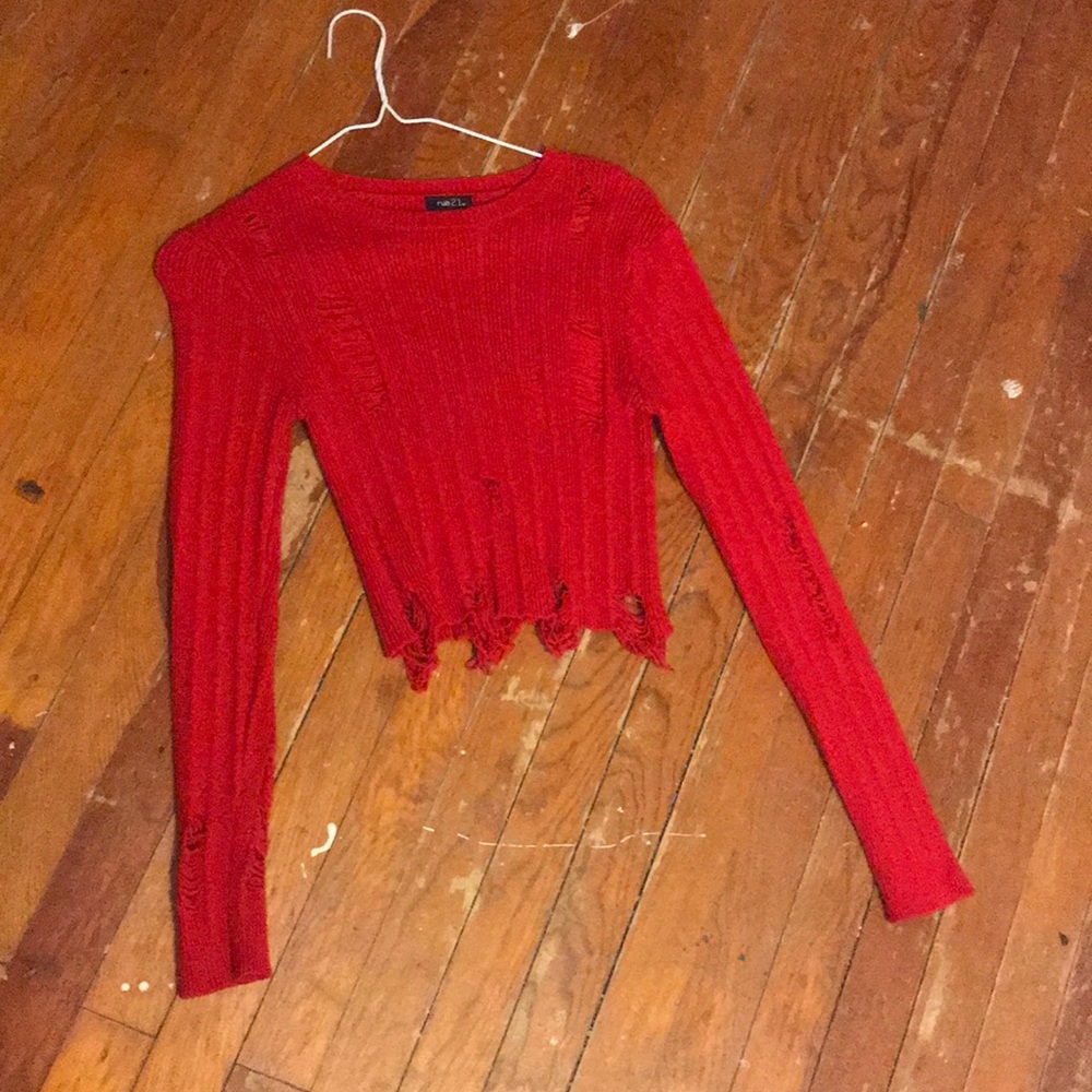 long sleeve red distressed crop top 🌟